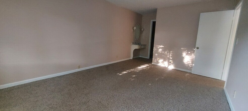 Building Photo - 7098 Wildwood Cir
