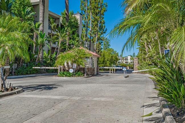 Building Photo - Warner Center 1 Bedroom Condo for Rent in Woodland Hills!