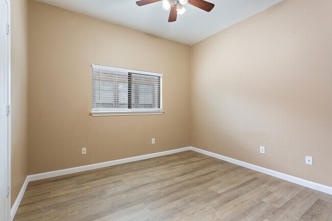Building Photo - 1752 Bayland St