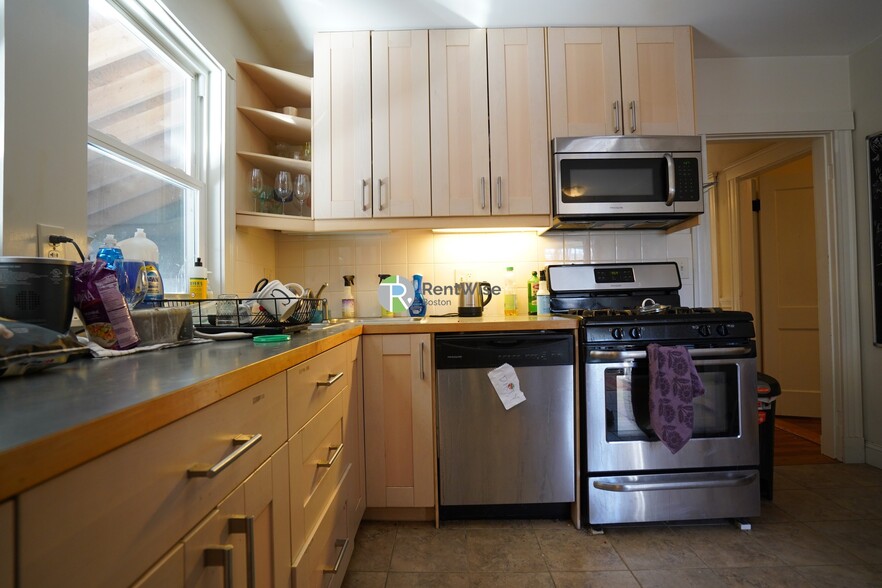 Building Photo - 22 Edison Ave