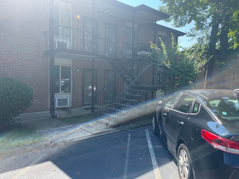 Park at your door - 2601 Hillsboro Pike