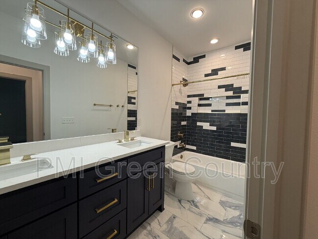 Building Photo - 130 E Elgin St