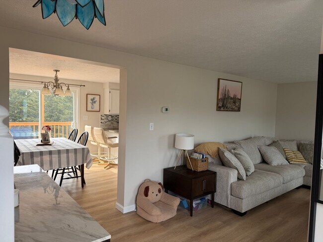 Building Photo - Roomy 5 Bedroom Home with Deck in Christiansburg