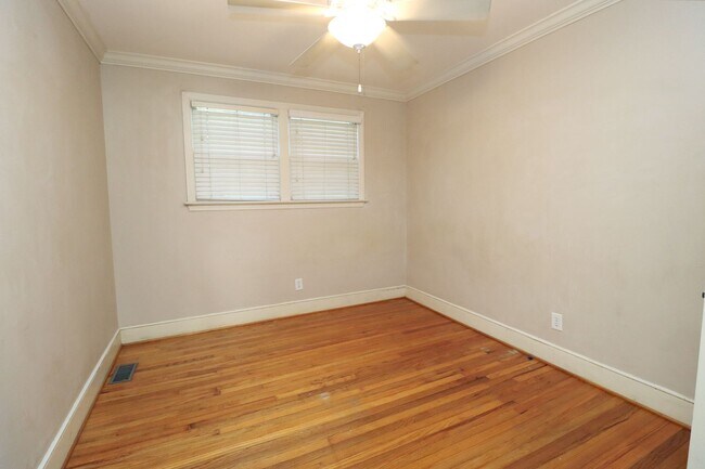 Building Photo - Your Next College Pad – 2BR/1BA, Pets Welc...