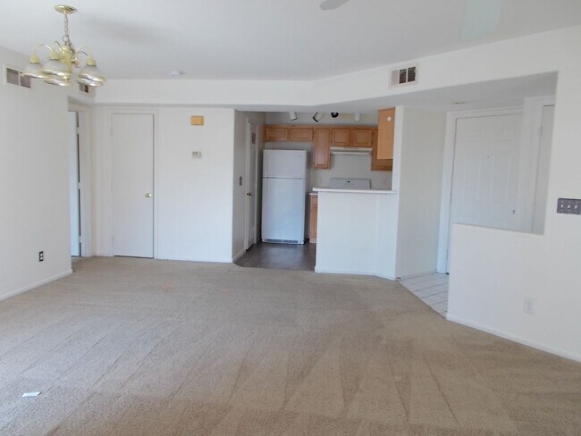Building Photo - Charming 2 Bed / 2 Bath Condo with Firepla...