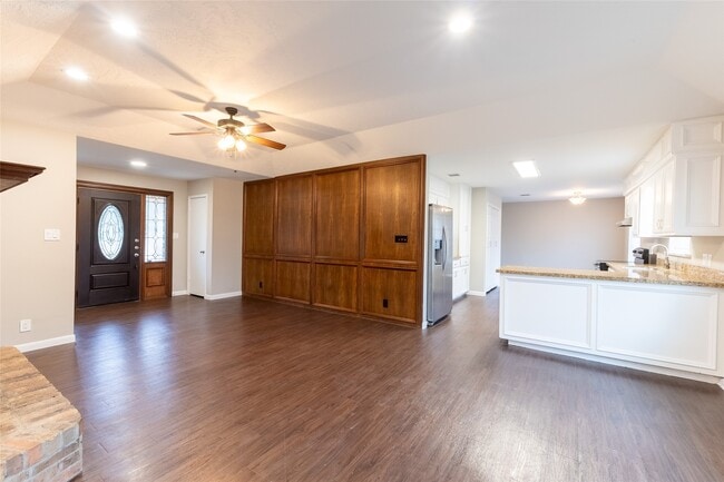 Building Photo - 328 Lake View Dr