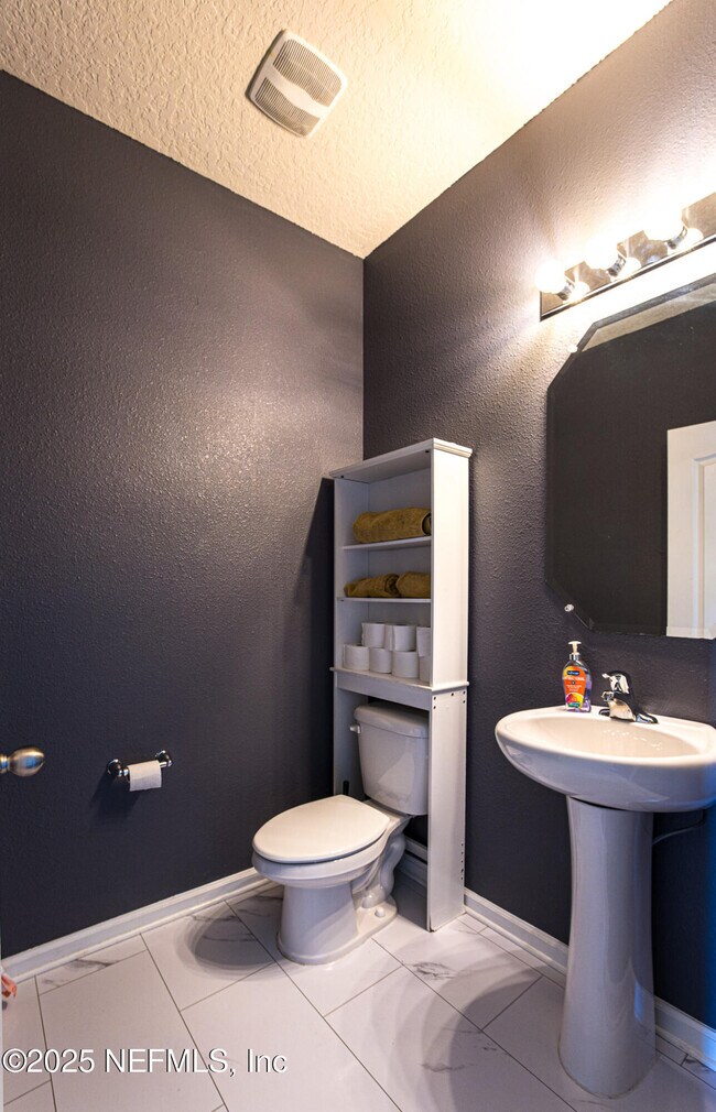 Building Photo - 2408 Bonnie Lakes Dr