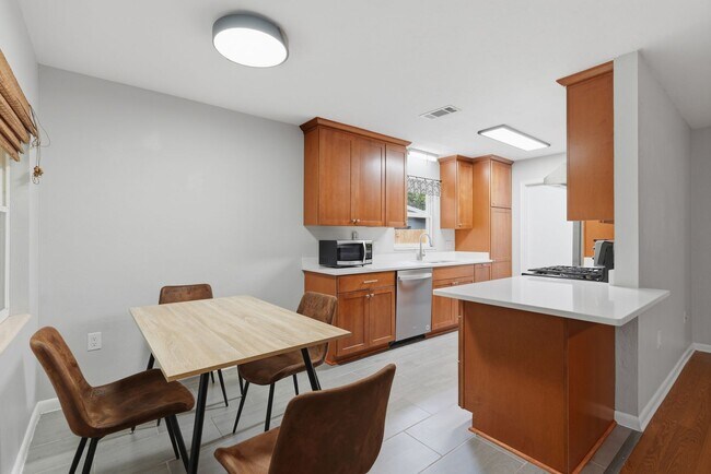 Building Photo - Roomy 3 bedroom 2 bath with great fenced yard