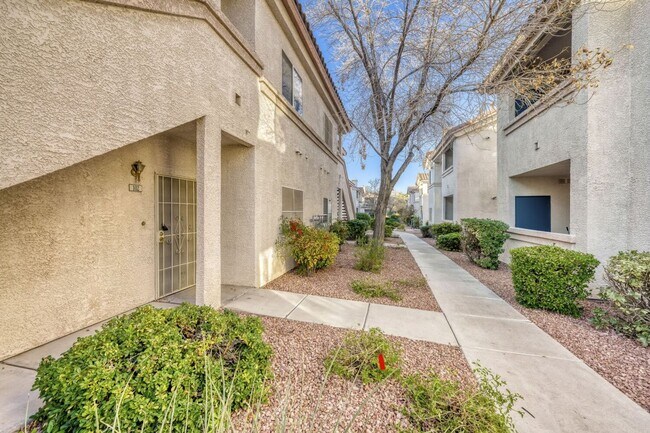 Building Photo - Adorable 1st Floor Condo In Gated Community!