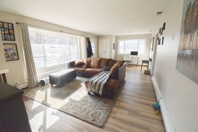 Building Photo - Charming 3-Bed, 1-Bath Home for Rent Near St Marys Hospital!