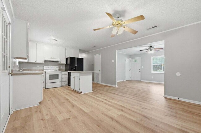 Building Photo - A small-town charm ready for move in!