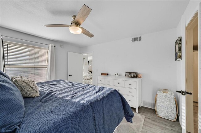 Building Photo - 555 E Silverado Ranch Blvd