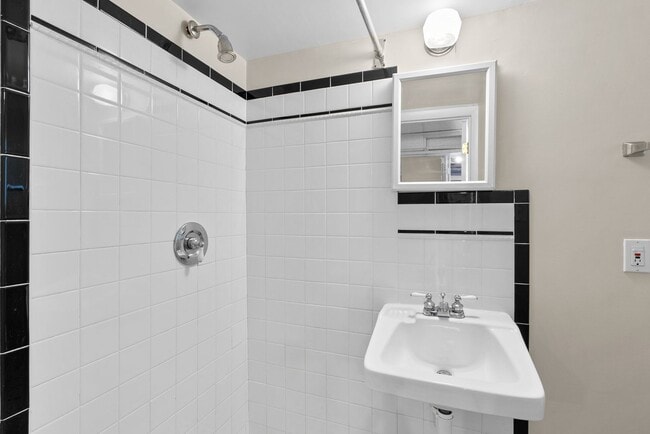 Building Photo - 3 Bed 2 Bath - Glover Park Row Home - Fini...