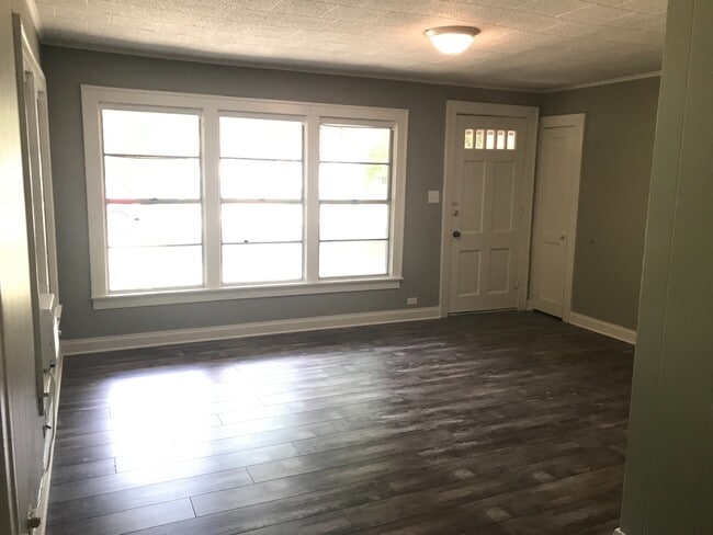 Building Photo - AVAILABLE NOW!