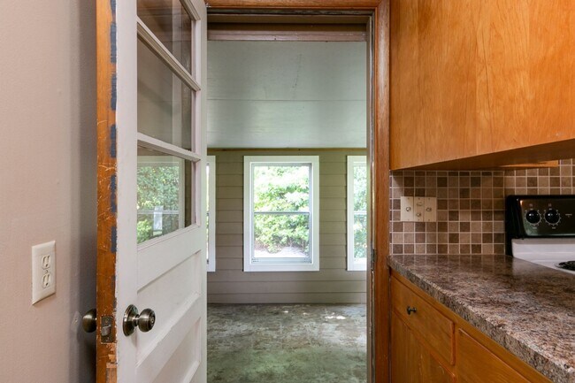 Building Photo - #6 Bedroom House with Awesome Yard Plus Ga...