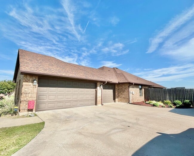 Building Photo - 8470 SW Sun Valley Dr