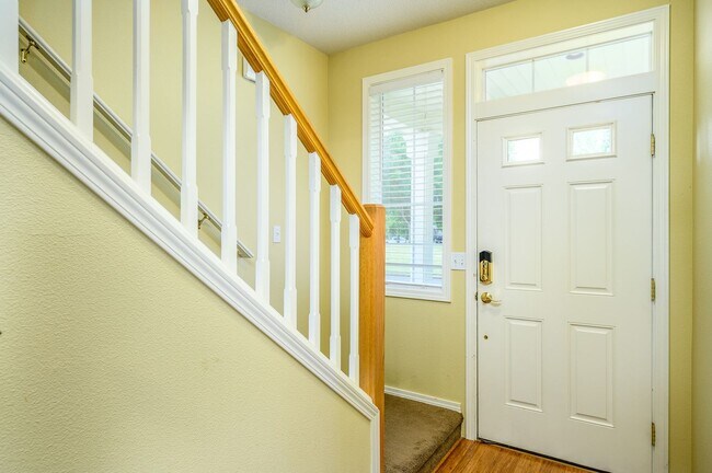 Building Photo - Large 3 Bed, 2.5 Bath Home in McMinnville-...