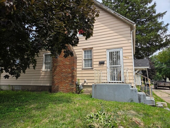 Primary Photo - Huge 4 BR house for rent