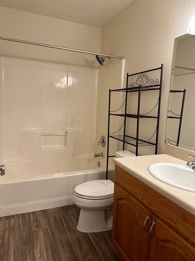 Second Full Bath - 2nd Floor - 13784 Sycamore Tree Ln