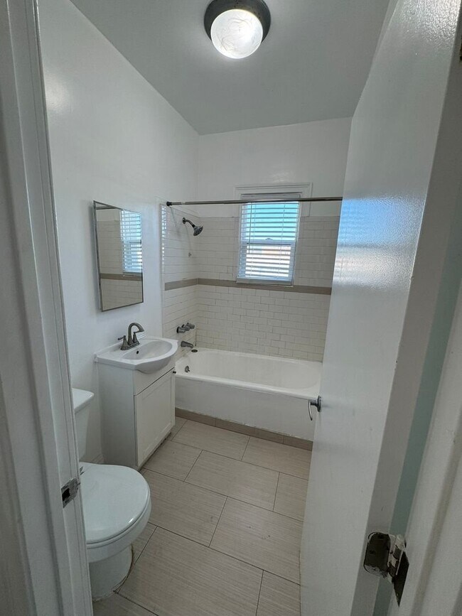 Building Photo - 203 S Kenmore Ave