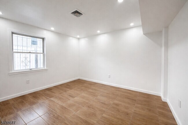 Building Photo - 87 Merseles St