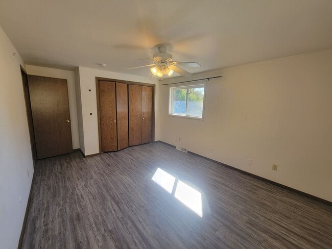 Building Photo - COMING SOON! 2 Bed, 1.5 Bath Duplex!