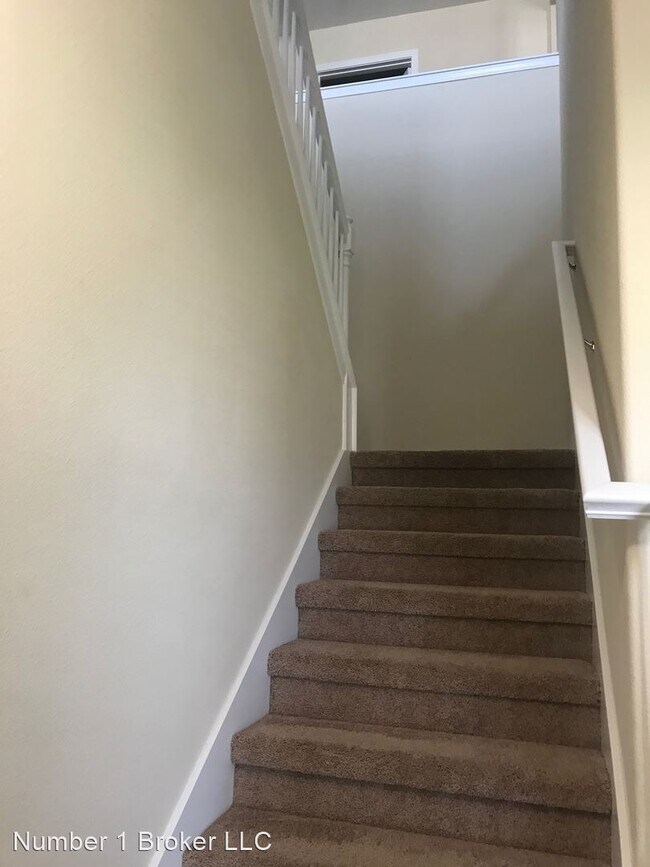 Building Photo - 5 br, 3.5 bath House - 15072 Evergreen Oak...