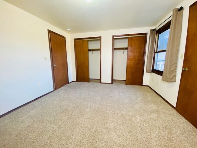 Building Photo - Spacious 1 Bedroom 1 Bath Upper Apartment Available Now!