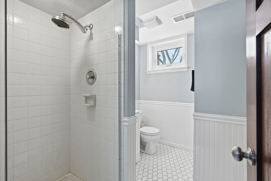 Building Photo - 7048 Montrose Rd