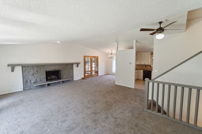 Building Photo - Beautiful Single Family Home Located In In...