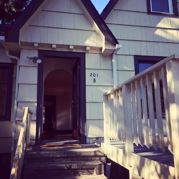 entry - 201 W Lawrence St