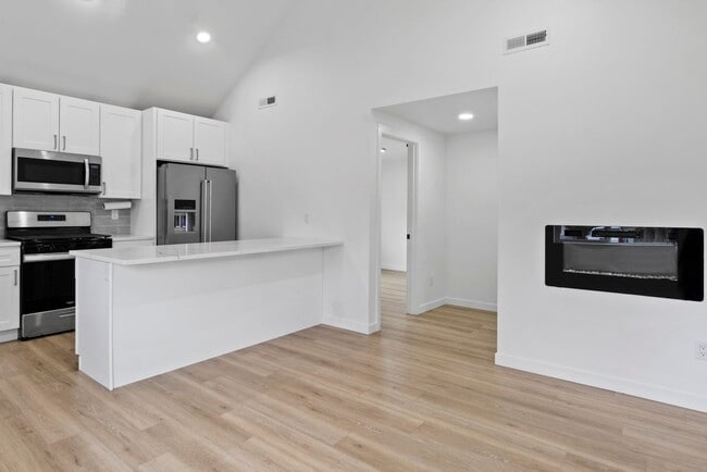 Primary Photo - Modern 3-Bed Home Near JBLM with Vaulted C...