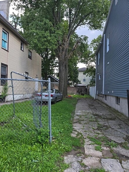 Building Photo - 244 Leslie St