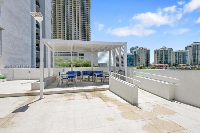 Building Photo - 16711 Collins Ave