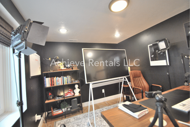 Building Photo - 206 E 520 N
