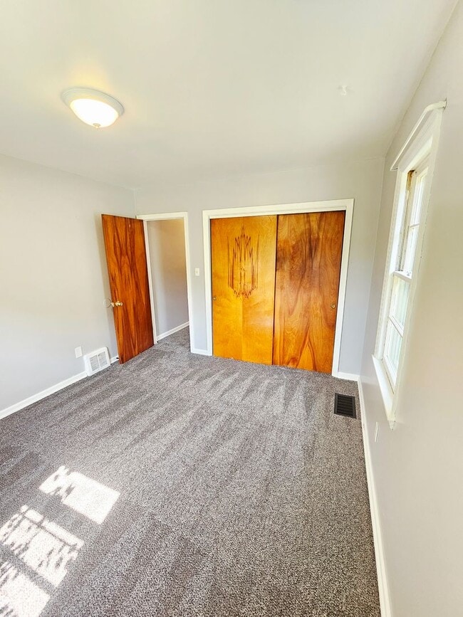 Building Photo - Renovated 2BR/1BA Home