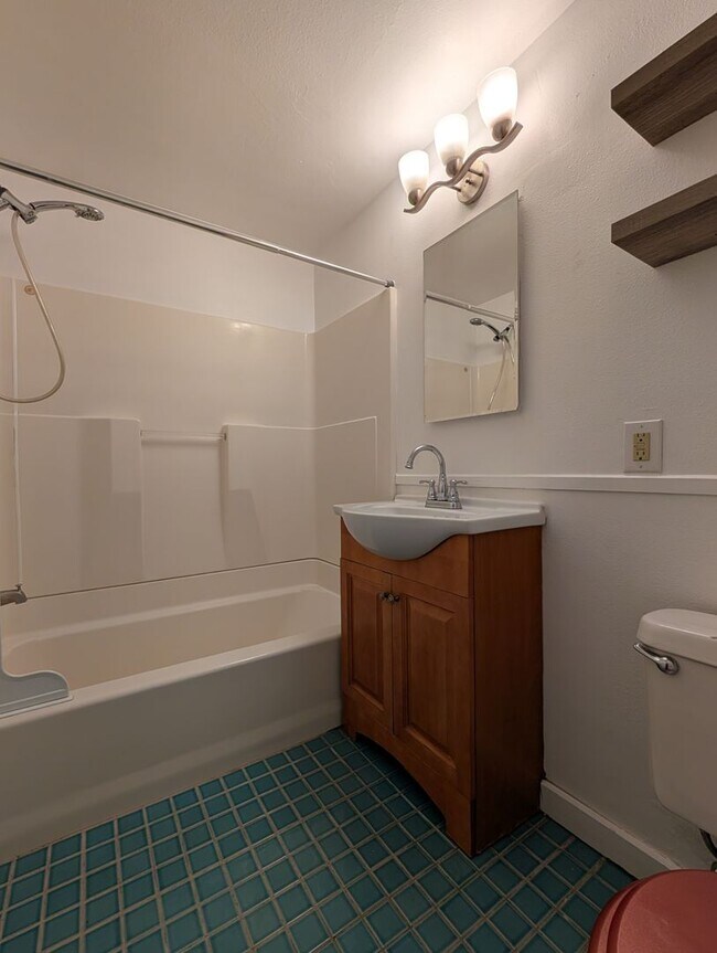 Building Photo - 890 E 29th Ave