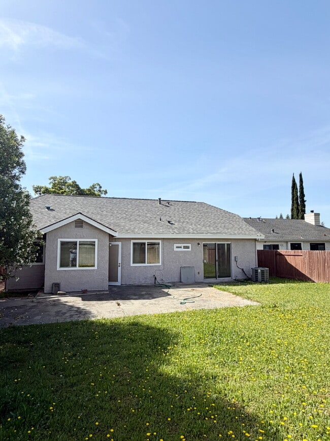 Building Photo - 3 bed 2 bath home vaulted ceilings close to hwy 80