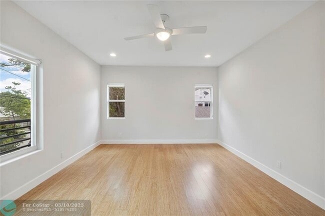 Building Photo - 825 NE 17th Way