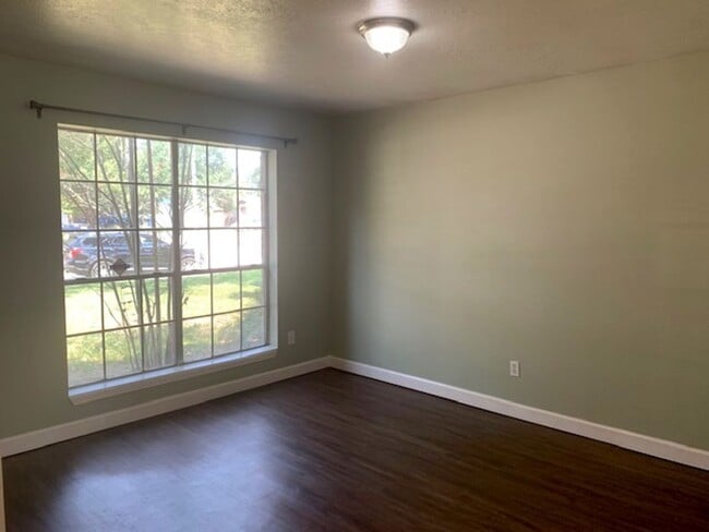 Building Photo - What a Find! 4 Bedrooms!