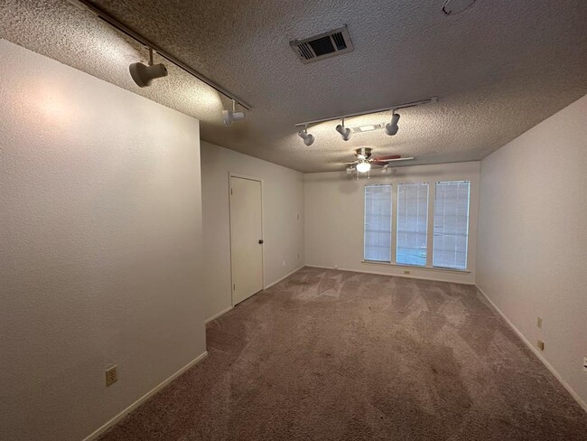 Building Photo - 2314 Farnswood Cir