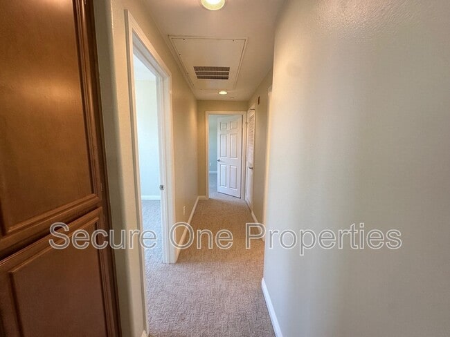 Building Photo - 208 Riverdale Ct