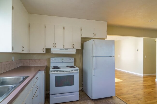 Building Photo - Updated Rambler w/ Fenced Backyard!