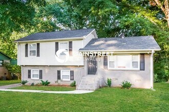 Building Photo - 4 Bedroom Pet-Friendly Home in Charlotte, NC with Main Street Renewal