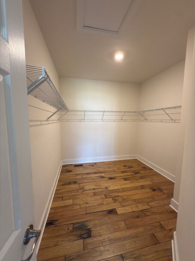 Building Photo - Spacious 4 Bed 3.5 Bath Home in Round Hill VA For Rent!