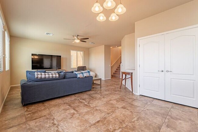 Building Photo - Spacious 3-Bed, 3-Bath Tucson Condo w/ Gar...
