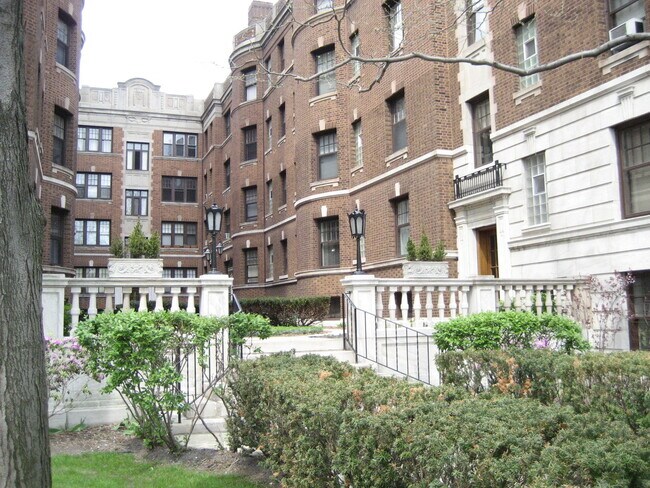 Building Photo - 2338 N Lincoln Park W