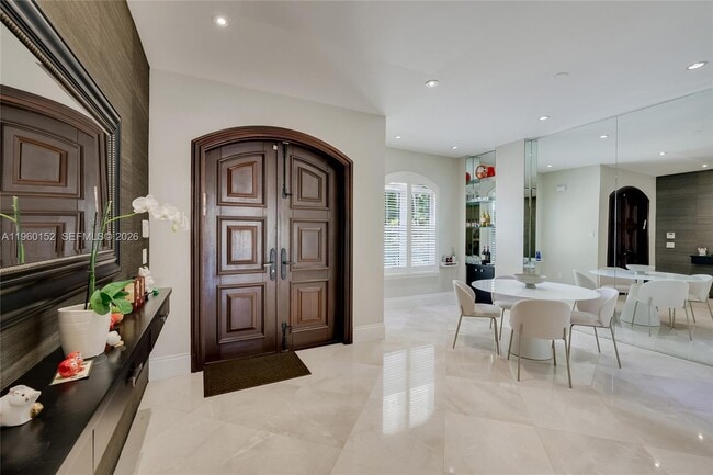 Building Photo - 520 N Pkwy