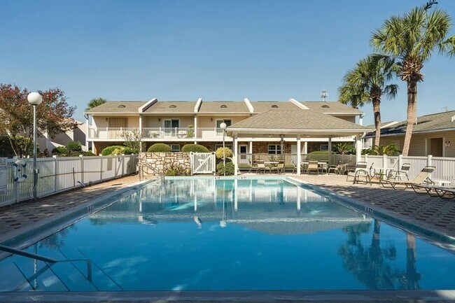 Building Photo - Furnished Townhome within walking distance...