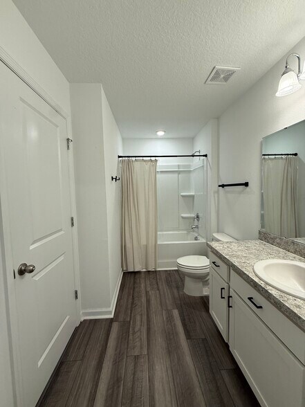 Master bath - 6206 Daerr Ridge St